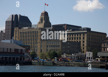 Il lungomare di Halifax Harbour, con il dominio pubblico edificio in background Foto Stock