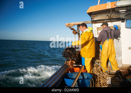 I pescatori al lavoro sulla barca Foto Stock