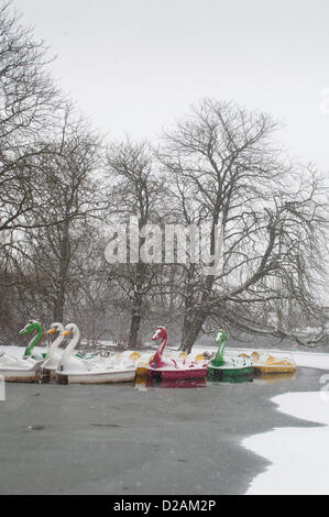 18/01/2013, Alexandra Palace di Londra UK. Imbarcazioni da diporto aspetto surreale come la neve cade sulla congelati in barca sul lago del parco di Alexandra Palace, a nord di Londra. Foto Stock