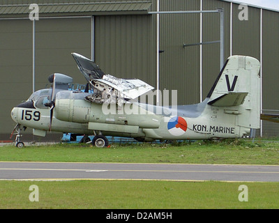 Il Grumman Tracker US-2N 159 è un velivolo versatile utilizzato principalmente per la guerra anti-sommergibile e le missioni di ricognizione. Questo aereo di pattuglia marittimo è dotato di potenti motori e sistemi radar avanzati, il che lo rende una risorsa importante per le operazioni militari in mare. Foto Stock
