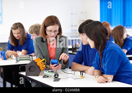 Insegnante con gli studenti nella classe di scienze Foto Stock