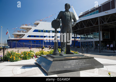 Statua di bronzo di Samuel Cunard, fondatore della Cunard Line, davanti al terminal per navi da crociera a Halifax Foto Stock