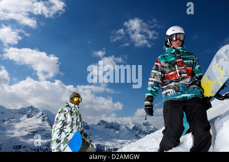 Gli appassionati di snowboard sulla neve cima Foto Stock