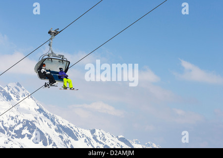 Gli appassionati di snowboard riding seggiovia Foto Stock