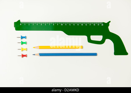 A forma di pistola righello e delle forniture di ufficio Foto Stock