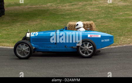 Norman Goodman alla guida di una Bugatti 1929 T35B nel caso di Sprint al motorsport presso il palazzo 2011 Foto Stock