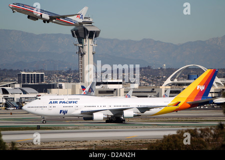 LOS ANGELES, CALIFORNIA, STATI UNITI D'America - 15 gennaio 2013 - Air Pacific Figi Boeing 747-412 decolla a Los Angeles Airport Foto Stock