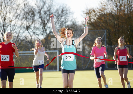 Runner Attraversamento linea di finitura nel campo Foto Stock