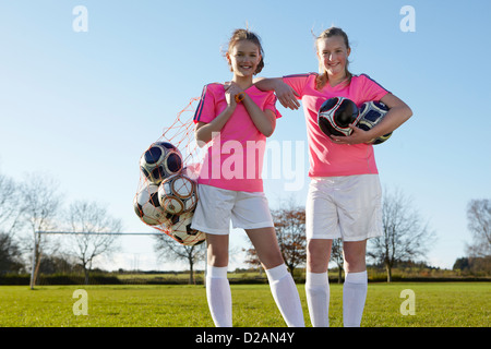 Tre giocatori di calcio sorridenti, isolati su sfondo nero Foto stock -  Alamy