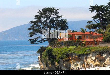 Casa di lusso arroccato su una rupe lungo la central costa della California. Foto Stock