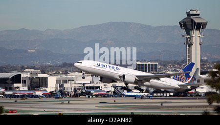 LOS ANGELES, CALIFORNIA, STATI UNITI D'America - 15 gennaio 2013 - United Airlines Boeing 777-222 decolla all'Aeroporto di Los Angeles il 15 gennaio Foto Stock
