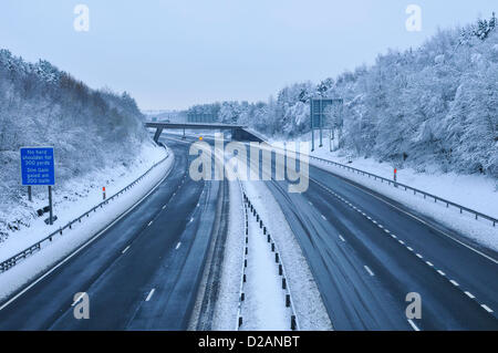 Autostrada M4. Cardiff, Regno Unito. Venerdì 18 Gennaio 2013. Il traffico è in corrispondenza di un minimo su una sezione dell'autostrada M4 nei pressi di Cardiff dopo tempo severo monito per il Galles del Sud che sono impostati per continuare sul weekend. L'autostrada è normalmente occupato con il traffico su un normale venerdì pomeriggio. Foto Stock