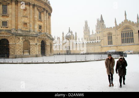 Oxford, Regno Unito. Xviii gen, 2013 Due donne brave la neve pesante nella famosa libreria Radcliffe, Oxford come la neve continua a cadere. Pete Lusabia/Alamy Live News Foto Stock