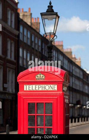 Telefono rosso scatola su una strada di città Foto Stock