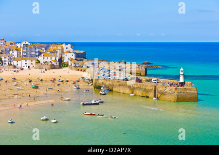 St Ives Cornwall vacanzieri sulla spiaggia presso l'isola o St Ives Head St Ives Cornwall Inghilterra GB UK Europa Foto Stock