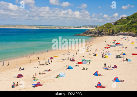 I turisti prendono il sole sulla spiaggia di Porthminster, St Ives, Cornovaglia, Inghilterra, Regno Unito, Europa Foto Stock