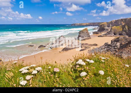 Bedruthan Steps e spiaggia a bassa marea Nord Cornovaglia Inghilterra UK GB Europe Foto Stock