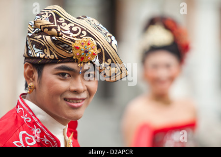 BALI - gennaio 29. Gli artisti interpreti o esecutori emanazione della scena del matrimonio in preparazione per la cerimonia religiosa il 29 gennaio 2012 a Bali. Foto Stock