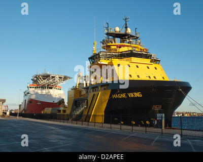 Industria dell'olio di alimentazione con nave eliporto nel porto di Stavanger, Norvegia Foto Stock