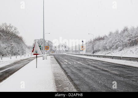 Neve ancora cadere in Bristol, lungo la strada principale A4174 ring road, presa 18 gennaio 2013. Regno Unito. Foto Stock