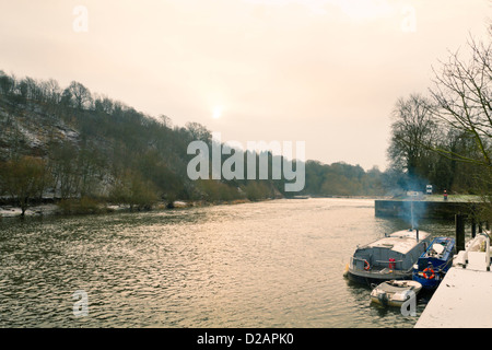 Scena di fiume in inverno. Houseboat e altre imbarcazioni ormeggiate lungo il fiume Trent, vicino a Stoke serratura, Stoke Bardolfo, Nottinghamshire, England, Regno Unito Foto Stock