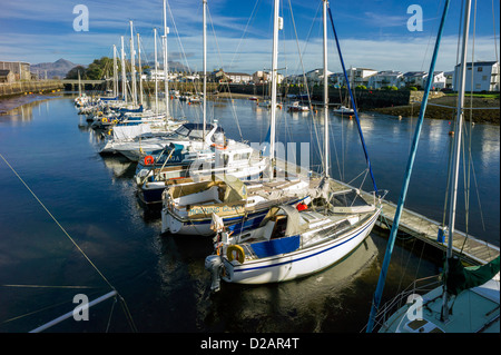 Barche e yacht sono tutti ormeggiati vicino nel periodo invernale in porto Portmadog aspettando la primavera stagione di vela. Foto Stock