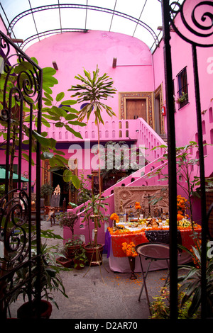 Hotel Meson Sacristia de La Compania cortile nella città di Puebla riempite con la merce e pezzi di antiquariato che il pubblico può acquistare - Messico Foto Stock