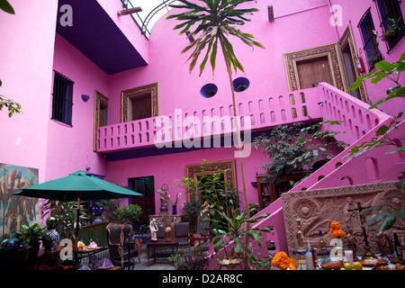 Hotel Meson Sacristia de La Compania cortile nella città di Puebla riempite con la merce e pezzi di antiquariato che il pubblico può acquistare - Messico Foto Stock