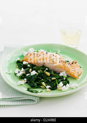 Piatto di salmone con spinaci Foto Stock