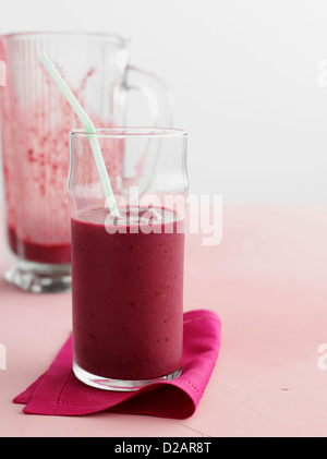 Bicchiere di miscelati berry smoothie Foto Stock