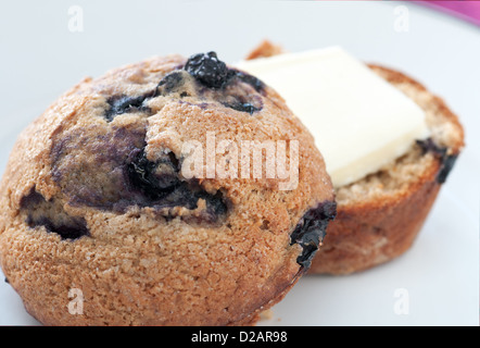 Pane appena sfornato deliziosa frutta fresca muffin ai mirtilli Foto Stock