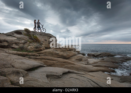 Matura in piedi sul masso dall' oceano Foto Stock