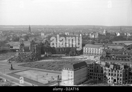 A Dresda, gdr, vista sopra la città vecchia è stata distrutta con i resti della Frauenkirche Foto Stock