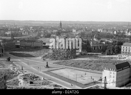 A Dresda, gdr, vista sopra la città vecchia è stata distrutta con i resti della Frauenkirche Foto Stock