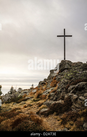 Croce sulla collina rocciosa Foto Stock