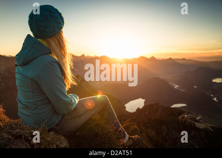 Escursionista seduti sulla collina rocciosa Foto Stock