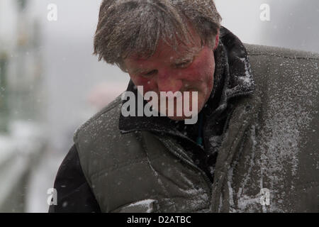 18 gennaio 2013. Londra REGNO UNITO. Un uomo è coperto di neve come la neve cade su Londra e in altre parti del Regno Unito causando interruzioni di viaggio alla rampa di aria e di servizi ferroviari e per pendolari come il venerdì Rush Hour inizia. Foto Stock