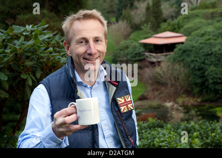 Jonathan Jones di Tregothnan tenuta vicino a Truro, Cornovaglia con la tazza di tè nella valle himalayana Foto Stock