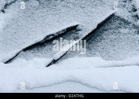 Parabrezza auto coperte di neve e ghiaccio Foto Stock