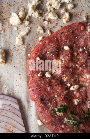 Fresh polpetta di carne macinata con gorgonzola e condimento Foto Stock