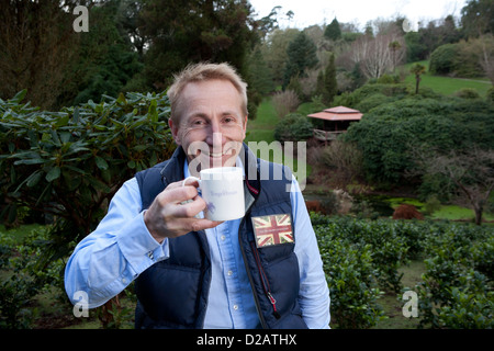 Jonathan Jones di Tregothnan tenuta vicino a Truro, Cornovaglia con la tazza di tè nella valle himalayana Foto Stock