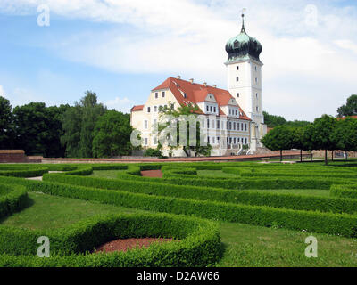 (Dpa) FILE - Un archivio foto datata 10 giugno 2013, mostra una vista del barocco Delitzsch palazzo nella città di Delitzsch, Germania. Esso consiste di un palazzo e di una torre del castello fu costruito e gestito in diverse fasi. Foto: Franz-Peter Tschauner Foto Stock