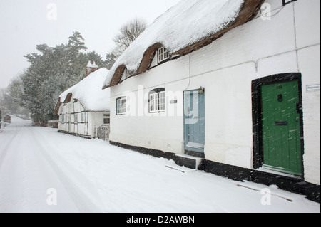 Cottage con il tetto di paglia coperto di neve durante l'inverno del 2013 Micheldever Hampshire England Regno Unito Foto Stock