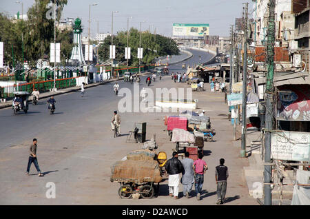 Una strada nel deserto dà guardare mentre i negozi visto chiuso durante la saracinesca giù Strike chiamato da Muttehda Qaumi movimento dopo uccisione di destinazione del MQM Sindh elemento di montaggio, Manzar Imam che è stato assassinato da uomini armati non identificati ultimo giorno, all area Liaquatabad a Karachi il Venerdì, 18 gennaio 2013. Foto Stock