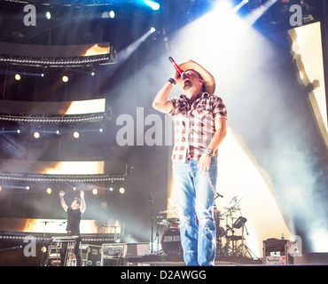 Paese stella Jason Aldean esegue al 2012 CMA Music Festival di Nashville, TN Foto Stock