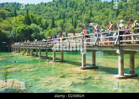 KRKA, Croazia - Luglio 28, 2012: la gente sul ponte sul fiume Krka sulla luglio 28, 2012 in Krka, Croazia. Foto Stock