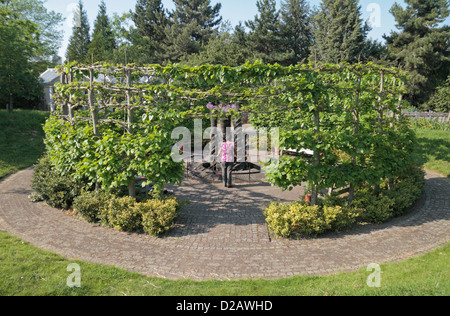 "Anche le torri di ardesia' scultura di Daniel Harvey, in Royal Botanic Gardens, Kew, Surrey, Inghilterra. Foto Stock