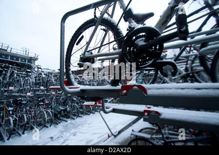 18 gennaio 2013. Londra REGNO UNITO. Un portabiciclette coperto di neve. La neve è scesa a Londra e in altre parti del Regno Unito, causando interruzioni di viaggio alla rampa di aria e di servizi ferroviari e per pendolari come il venerdì Rush Hour inizia Foto Stock