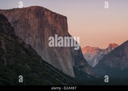 Tramonto a el capitan e half dome dalla vista di tunnel in Yosemite nationa Park, California, Stati Uniti d'America Foto Stock