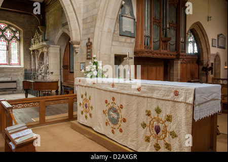 Close-up del presbiterio altare (teli ricamati & crocifisso) arcate & organo a canne - Interno della chiesa di Santa Maria, Masham, nello Yorkshire, Inghilterra, Regno Unito. Foto Stock